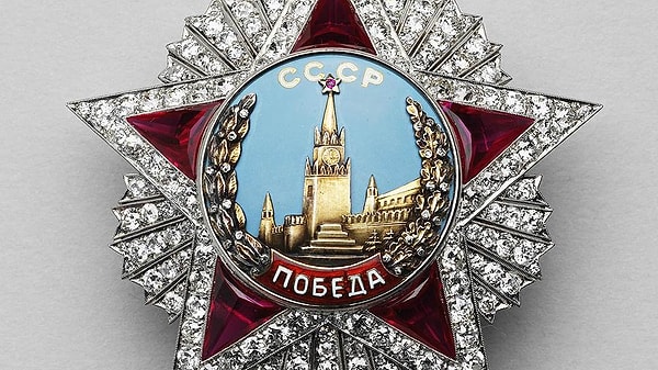 11. Кто из генеральных секретарей ЦК КПСС последним получил высший военный орден СССР - "Победа"? Однако позже награждение было отменено посмертно, так как противоречит статусу звания.