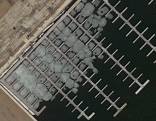 1. “Bu benim favorim. Milwaukee, Wisconsin (ABD) yakınındaki bir marina. Kışın oluşan buzlar dağılma sürecinde. Nedenini bilmiyorum ama bu bana görsel olarak çekici geliyor.”