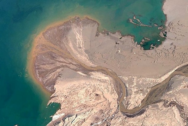 23. "Tibet, Ayyakum Gölüne harika bir delta inşa edildi. Nehir Google’da isimsiz. Dağlardan güneye inen kar sularıyla beslenir. Nehrin kuzeybatısında bazı izole kum tepeleri görebilirsiniz. Bu tür kumulların bir adı var ama ne olduğunu hatırlayamıyorum."