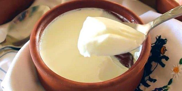 Sofraların vazgeçilmez besini yoğurt, dünya çapında belki de en fazla tüketilen süt ürünlerinin başında geliyor. Her yönüyle faydalı olan yoğurt diyet yaparken kadınların da en büyük yardımcısı.