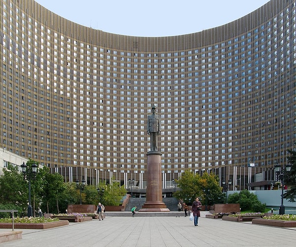 12. Как называется эта знаменитая гостиница на ВДНХ?