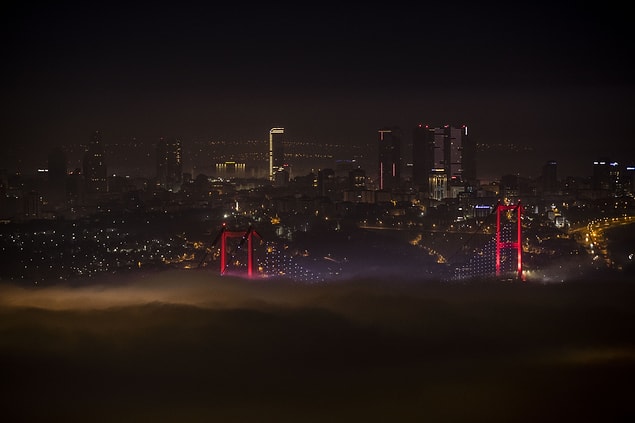 Gece boyunca etkili olan ve sabah saatlerinde etkisini sürdüren sis hayatı olumsuz yönde etkiledi.