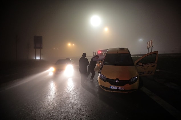 İstanbul’da yoğun sis kazalara neden oldu.