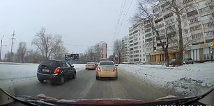 Engelli Köpek İçin Trafiği Durduran Güzel Kalpli Polis