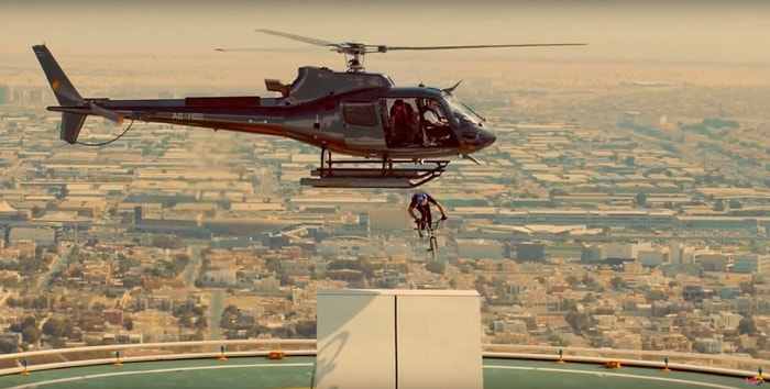 Helikopterden Atladığı Bisikleti ile Dubai'nin Simge Otelinde Olağan Dışı Bir Gösteri Yapan BMX Yıldızı Kriss Kyle