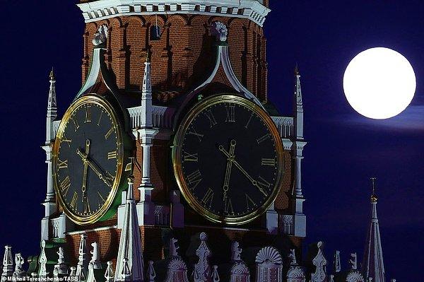 15. Normalde olduğunun yüzde 14'ü kadar daha büyük ve yüzde 30'u kadar daha parlak olan Süper Ay ve Kremlin Sarayı, Moskova