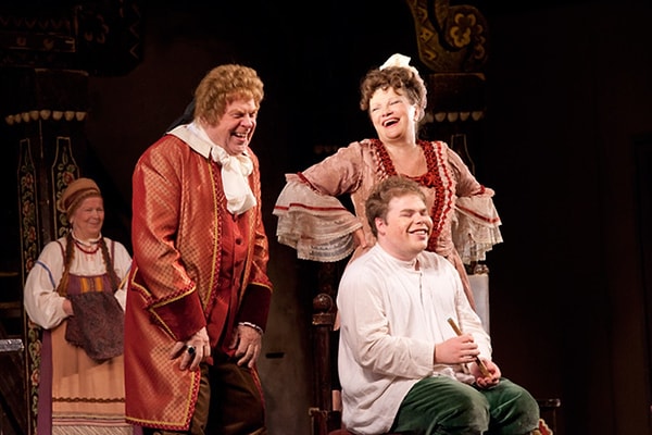 1. Каким образом аплодировали зрители на премьере спектакля "Недоросль" по Фонвизину 24 сентября 1782 года в Петербурге?