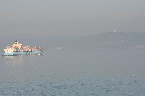 Çanakkale Boğazı da çift yönlü olarak transit gemi geçişlerine kapatıldı.