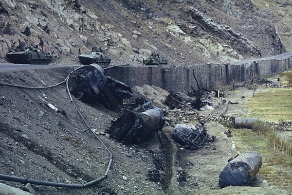 30. Сожжённый советский транспорт.