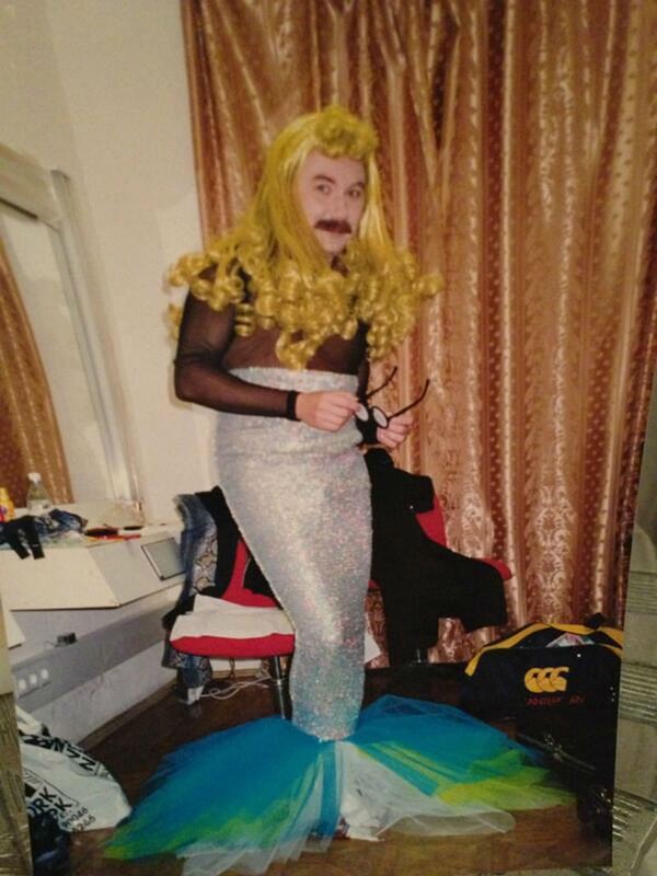 3. Та самая русалка. А кто тогда в роли дельфина?