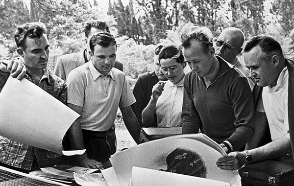 10. Этот человек удивительный инженер-конструктор, который мечтал покорить космос. Он занимался организацией производства ракетно-космической техники и ракетного оружия в Советском Союзе, а также первым запустил на земную орбиту спутники, станции и космические корабли. Кто это?