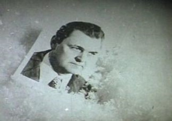 2. В «Иронии судьбы, или С лёгким паром!» падает снимок с Юрием Яковлевым, а Надя поднимает фотографию с Олегом Басилашвили.