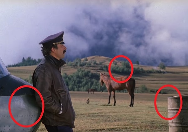 5. В одной и той же сцене «Мимино» у Валико два разных вертолета и меняются предметы на заднем фоне.