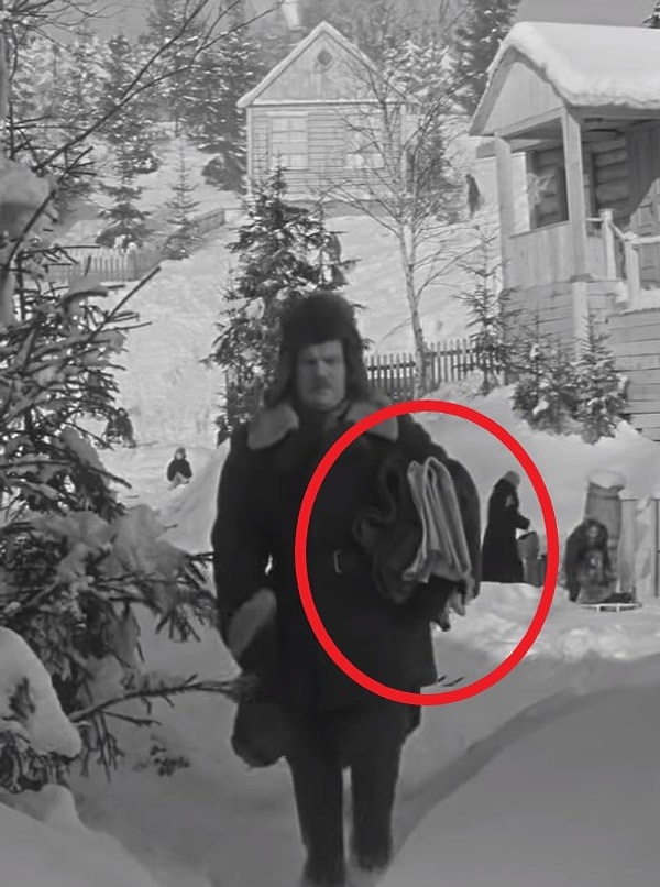 6. В фильме «Девчата» Герой Михаила Пуговкина (комендант) держит в руках перед входом в общежитие одно постельное белье, а, войдя в помещение, – уже другое.