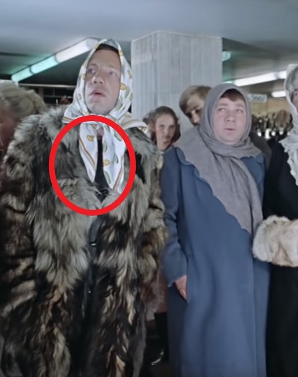 8. В кинокартине «Джентльмены удачи» платок на голове Косого меняется, когда он заходит с улицы в помещение. Видимо, освещение не иначе как магическое.