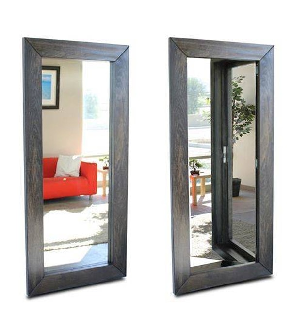 10. Когда вы смотритесь в зеркало, кто-то в этот самый момент может смотреть прямо на вас.