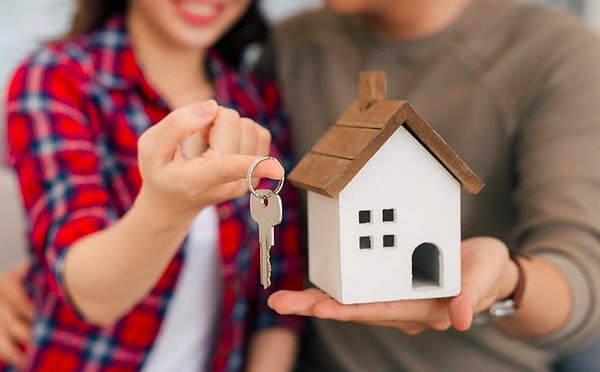 1. Новоселы, по традиции, первым запускают в новый дом...