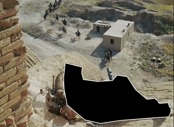 2. А на этом кадре замазали героя картины...