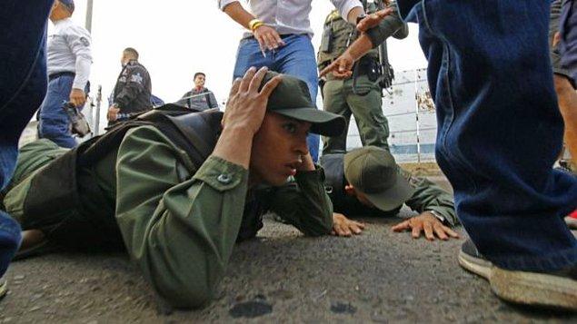 Venezuela ordusuna mensup 3 asker, Simon Bolivar Uluslararası Köprüsü üzerinden Kolombiya'ya sığındı.
