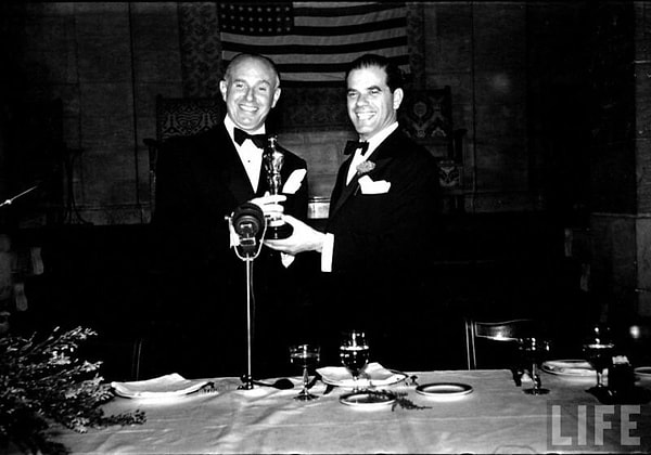 10. Лучшим фильмом 1938 года был выбран "Жизнь Эмиля Золя". Премию получает Джек Уорнер, один из братьев-основателей "Warner Brothers"