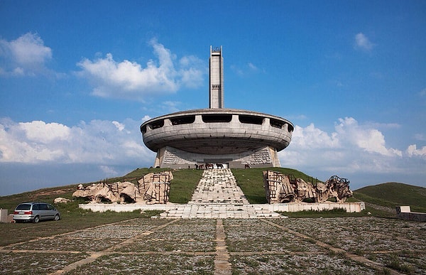 9. В какой стране был построен известный идеологический памятник Бузлуджа?