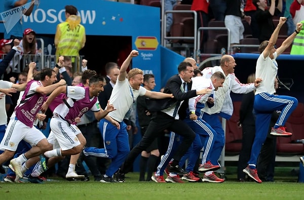 9. Выберите предложение, в котором все знаки препинания расставлены верно: