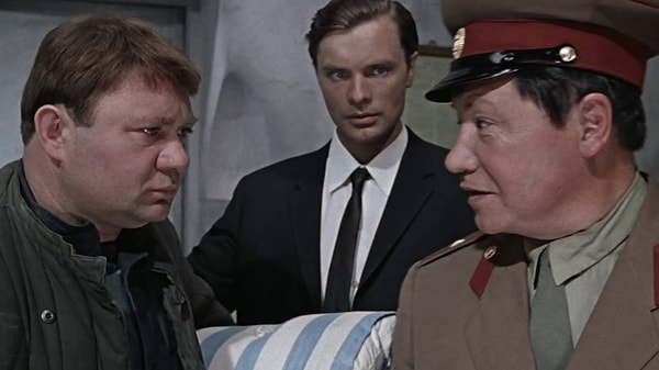 10. Скажите-ка нам, кто не играл в фильме "Джентльмены удачи"?