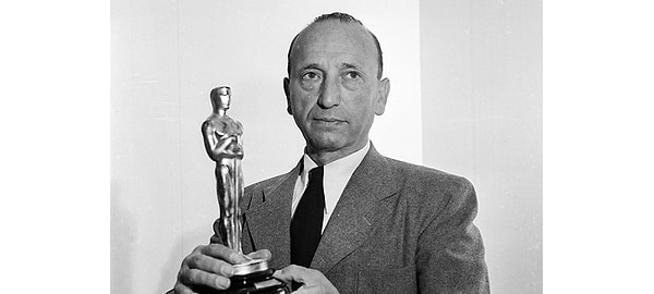 15. Майкл Кёртиц получил награду за фильм "Касабланка"