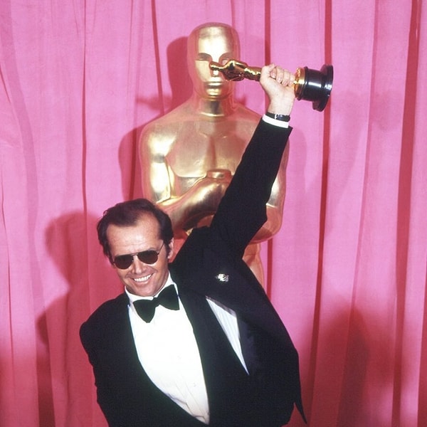 35. Харизматичный Джек Николсон награжден в 1976 году за роль в ленте «Пролетая над гнездом кукушки», который получил "Оскар" как лучший фильм. Это пятая номинация актера