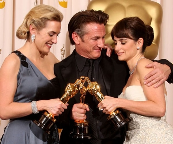 60. Среди призеров отсутствует четвертый, потому что Хиту Леджеру вручили награду посмертно за роль в "Темном рыцаре". Главным фильмом года назван "Миллионер из трущоб"