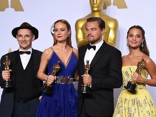 63. 2016 год: Лео, наконец, получил свой "Оскар". Ни о чем другом после церемонии вручения не говорили. Ну и о том, что он его чуть не потерял