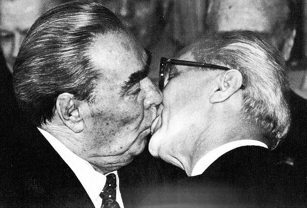 5. Поцелуй Брежнева с каким государственным руководителем стал известным на весь мир и получил название "Братский поцелуй"?