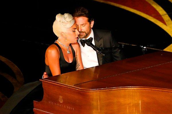 Bradley Cooper ve Lady Gaga, bütün izleyenlerin ve ünlü aktörün sevgilisinin önünde ödül alan şarkılarını tekrar söylediler.