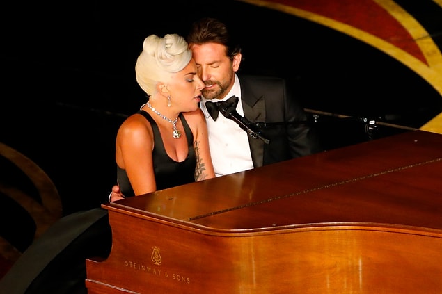 Bradley Cooper ve Lady Gaga, bütün izleyenlerin ve ünlü aktörün sevgilisinin önünde ödül alan şarkılarını tekrar söylediler.