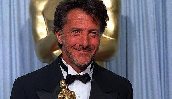 10. Dustin Hoffman toplamda yedi defa eşiğinden döndüğü Oscar ödülünü, 1979 yılında oynadığı "Kramer Vs. Kramer" ve 1988 yılında "Yağmur Adam" ile kucakladı.