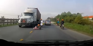 Ağız Dolusu Sövülecek Bir Şoförün Hareketi Yüzünden Motordan Düşüp TIR'ın Altında Kalmaktan Son Anda Kurtulan Anne ve Çocuğu