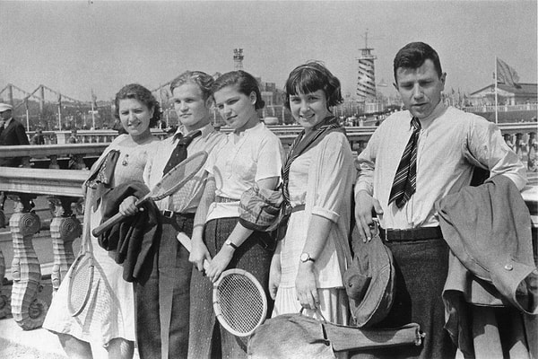 1. Какая профессия была особенно популярна среди советской молодёжи в 1920-1930-е годы?