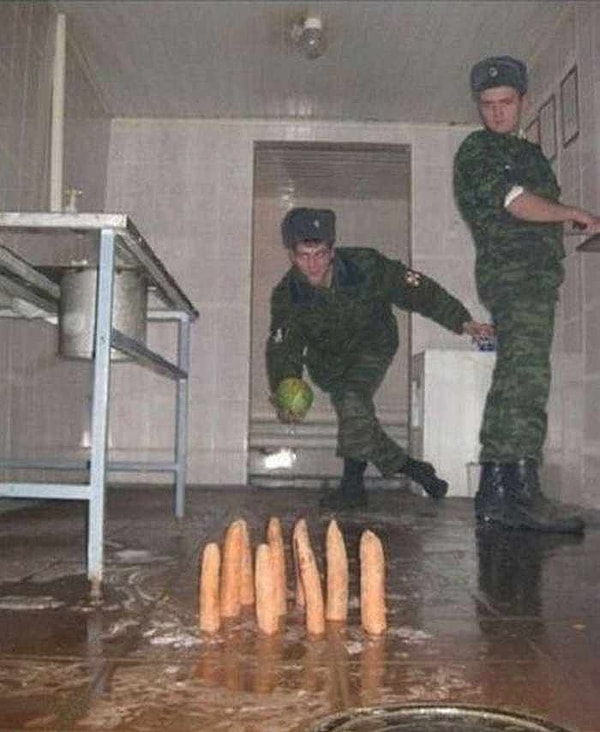 7. А вот так в российской армии развлекаются. Видимо, это особые боулинговые войска