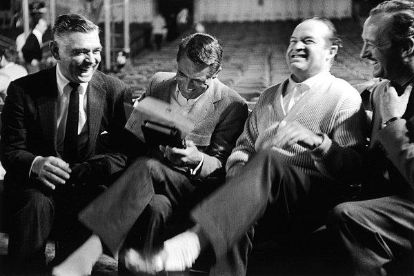 4. Sol baştan: Clark Gable, Cary Grant, Bob Hope ve David Niven, 26 Mart 1958'deki 30. Akademi Ödülleri provaları sırasında verilen arada beraberce gülüyorlar.