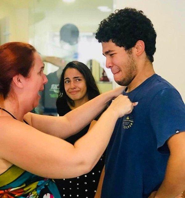25. Brezilya'nın zorluğuyla meşhur üniversite sınavını geçtiğini öğrendikten sonra 19 yaşındaki Gabriel Nobre, annesi ve kız kardeşi.