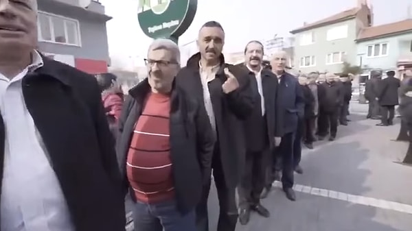 Osmangazi Belediye Başkan Adayı CHP’li Erkan Aydın, kurduğu tanzim tıraş çadırı ile vatandaşları tıraş ettirdi.