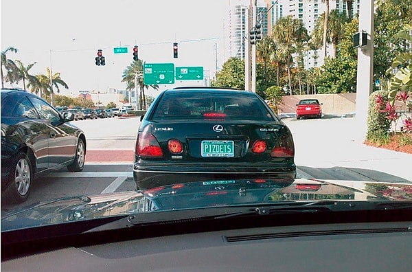 10. Начав с мужских гениталий, вполне логично закончить женскими. А что, как нельзя подходящее слово для номерного знака! :)