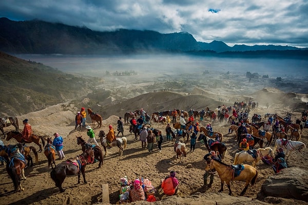 24. Индонезийский вулкан Бромо. Люди могут взять лошадей и прокатиться на них до подножия горы