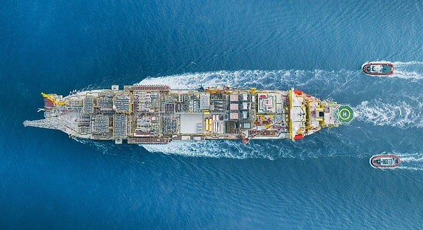 33. Первое плавание судна, сопровождаемого двумя буксирами, в течение более 36 часов