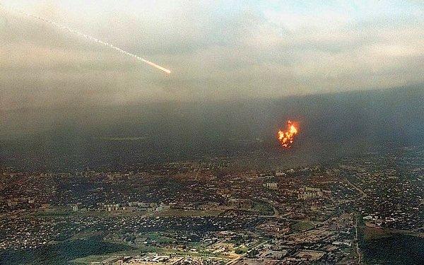 18. Aslan Mashadov’un bizzat çizdiği taktiğe “ayı kapanı” adını verdi Çeçenler. Rus jetleri, Grozni rafinerisini günlerdir bombaladığı için gökyüzü dumanlarla kaplıydı, dolayısıyla hava desteği alamayacaktı Maykop tugayı.