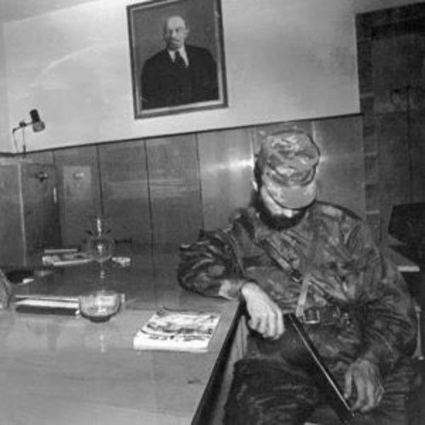 29. İşte bu sırada, Aslan Mashadov’un yerine düzensiz gerilla birliklerini komuta eden Şamil Basayev çıktı sahneye. Basayev’in ismini Ruslar ilk kez 1991’de Grozni’deki KGB binasını iki manga askeriyle ele geçirdiğinde duymuştu.