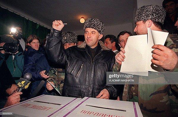 37. Seçim sonuçlarına göre oyların yüzde 70’ini alan Aslan Mashadov Çeçenistan’ın halk tarafından seçilen ilk cumhurbaşkanı olmuştu.