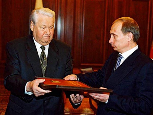 43. 1999 Yılında Rusya liderliğini Boris Yeltsin’den eski bir istihbaratçı olan Putin devralır. Yeltsin’in o güne kadar akıl edemediği birçok plan Putin’in çantasında yer almaktadır. Göreve gelir gelmez bu planların ilkini uygulamaya koyar.