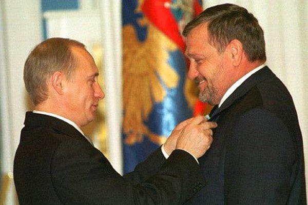 51. Ülkenin halk tarafından seçilen ilk devlet başkanı dağa çekilirken, Putin tarafından ‘atanan’ Kadirov Çeçenistan’ın yeni lideri oluyordu.