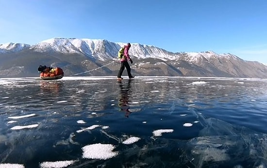 Buz Tutan Baykal Gölü'nün Üzerinde Tek Başına 700 Km Yürüyen Kadın
